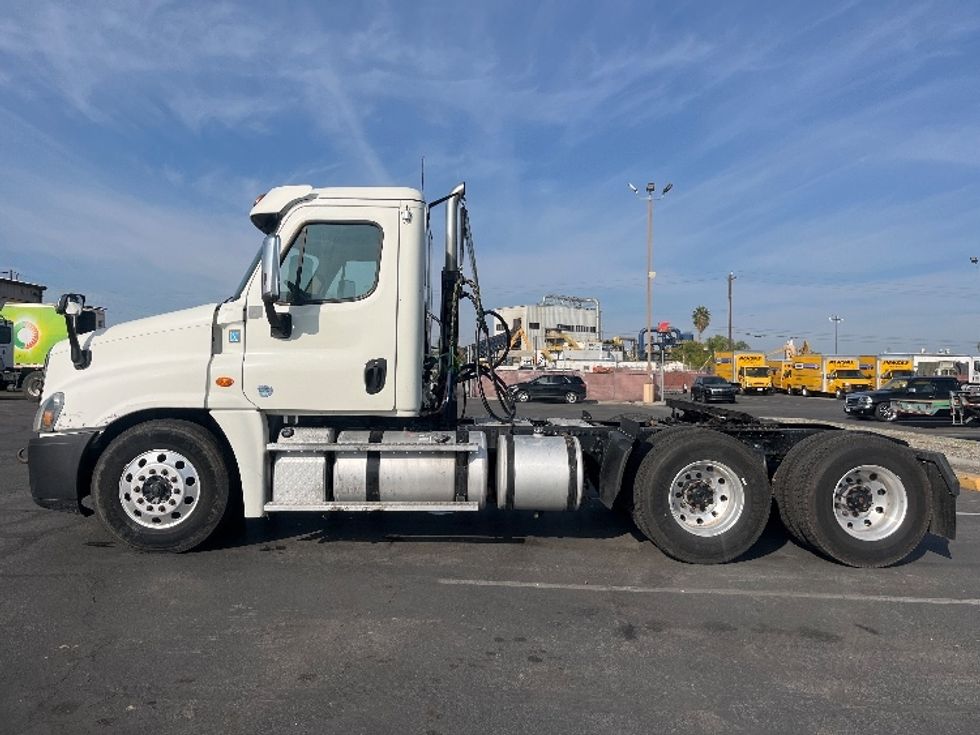 Day Cab Tractor-Heavy Duty Tractors-Freightliner-2017-Cascadia 12564ST-Fresno-CA-567,027\n\t\tmiles-$ 31,000 - Image 4