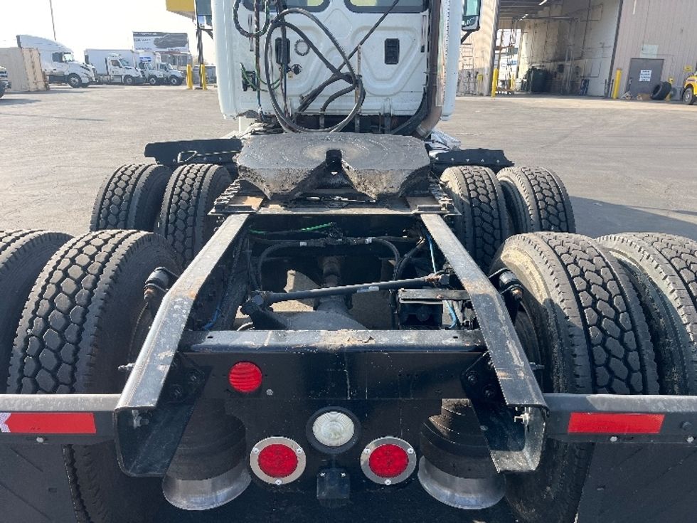 Day Cab Tractor-Heavy Duty Tractors-Freightliner-2017-Cascadia 12564ST-Fresno-CA-567,027\n\t\tmiles-$ 31,000 - Image 6