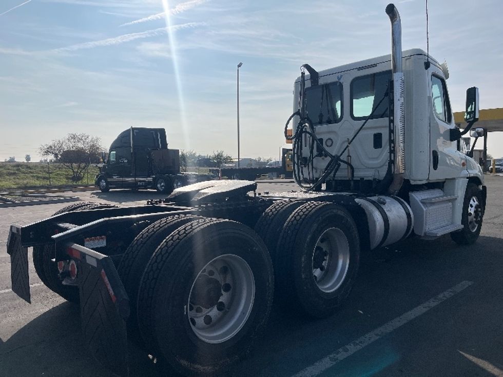 Day Cab Tractor-Heavy Duty Tractors-Freightliner-2017-Cascadia 12564ST-Fresno-CA-567,027\n\t\tmiles-$ 31,000 - Image 7