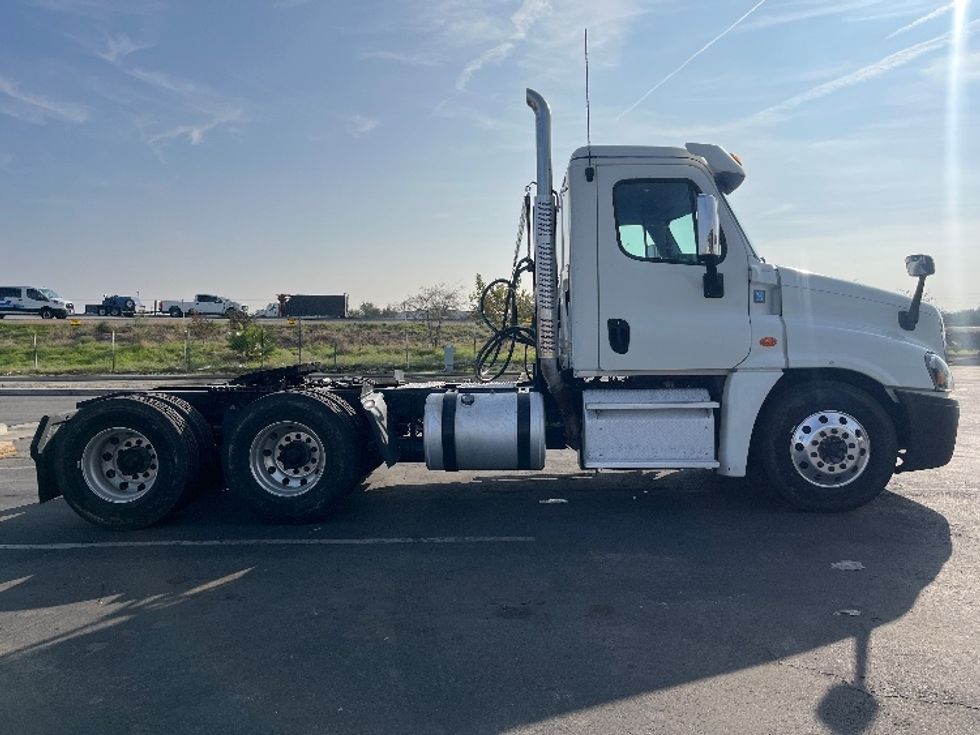 Day Cab Tractor-Heavy Duty Tractors-Freightliner-2017-Cascadia 12564ST-Fresno-CA-567,027\n\t\tmiles-$ 31,000 - Image 8