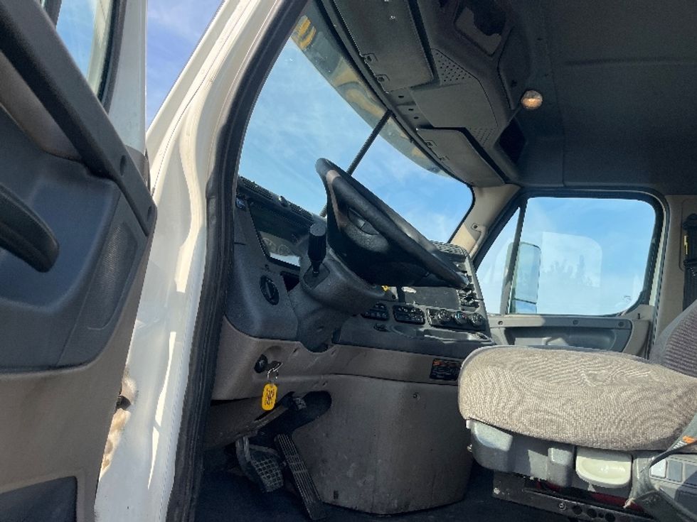 Day Cab Tractor-Heavy Duty Tractors-Freightliner-2017-Cascadia 12564ST-Fresno-CA-567,027\n\t\tmiles-$ 31,000 - Image 9