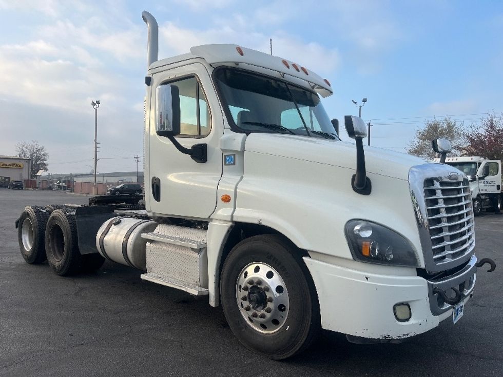 Day Cab Tractor-Heavy Duty Tractors-Freightliner-2017-Cascadia 12564ST-Fresno-CA-641,258\n\t\tmiles-$ 27,000 - Image 1