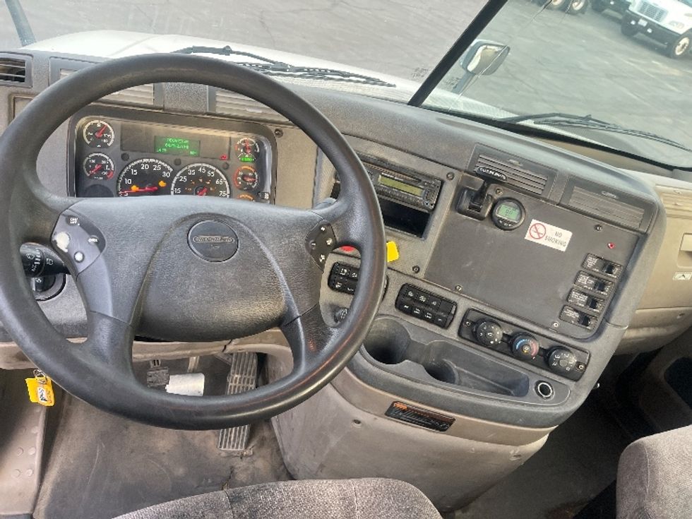 Day Cab Tractor-Heavy Duty Tractors-Freightliner-2017-Cascadia 12564ST-Fresno-CA-641,258\n\t\tmiles-$ 27,000 - Image 10