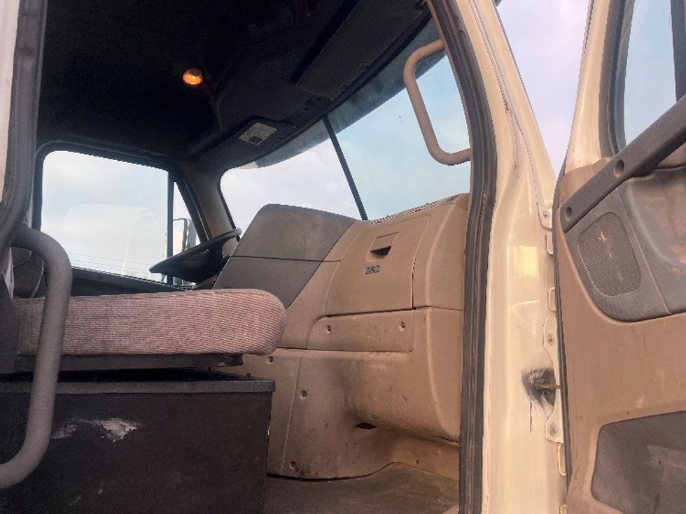 Day Cab Tractor-Heavy Duty Tractors-Freightliner-2017-Cascadia 12564ST-Fresno-CA-641,258\n\t\tmiles-$ 27,000 - Image 11