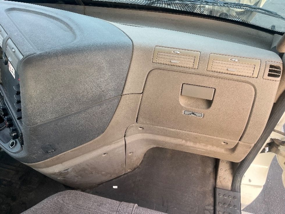 Day Cab Tractor-Heavy Duty Tractors-Freightliner-2017-Cascadia 12564ST-Fresno-CA-641,258\n\t\tmiles-$ 27,000 - Image 12