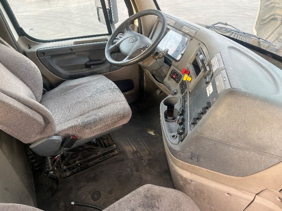 Day Cab Tractor-Heavy Duty Tractors-Freightliner-2017-Cascadia 12564ST-Fresno-CA-641,258\n\t\tmiles-$ 27,000 - Image 13