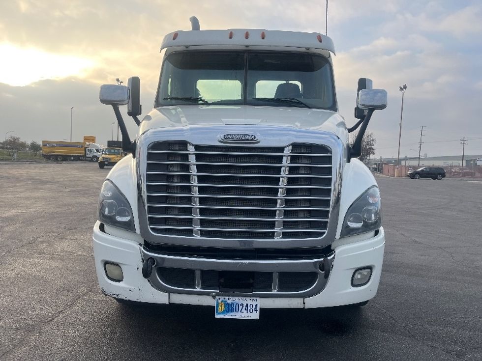 Day Cab Tractor-Heavy Duty Tractors-Freightliner-2017-Cascadia 12564ST-Fresno-CA-641,258\n\t\tmiles-$ 27,000 - Image 2
