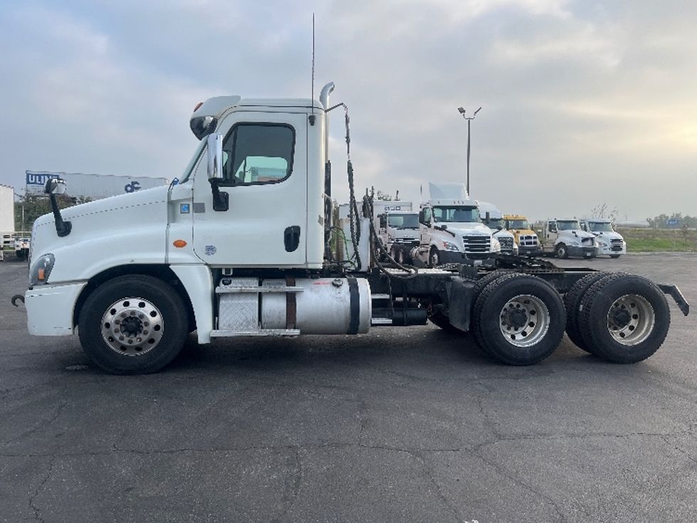 Day Cab Tractor-Heavy Duty Tractors-Freightliner-2017-Cascadia 12564ST-Fresno-CA-641,258\n\t\tmiles-$ 27,000 - Image 3