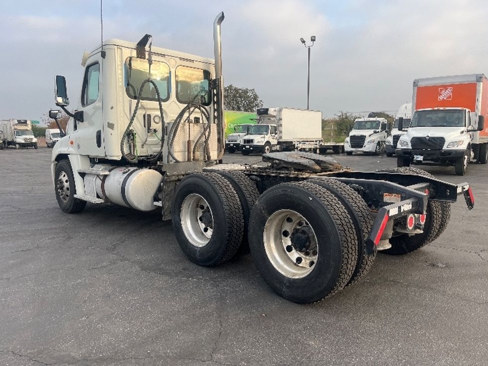 Day Cab Tractor-Heavy Duty Tractors-Freightliner-2017-Cascadia 12564ST-Fresno-CA-641,258\n\t\tmiles-$ 27,000 - Image 4
