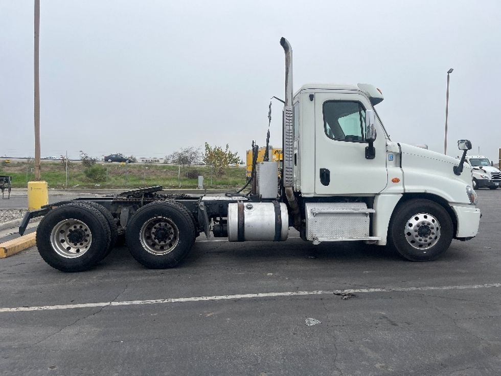 Day Cab Tractor-Heavy Duty Tractors-Freightliner-2017-Cascadia 12564ST-Fresno-CA-641,258\n\t\tmiles-$ 27,000 - Image 7