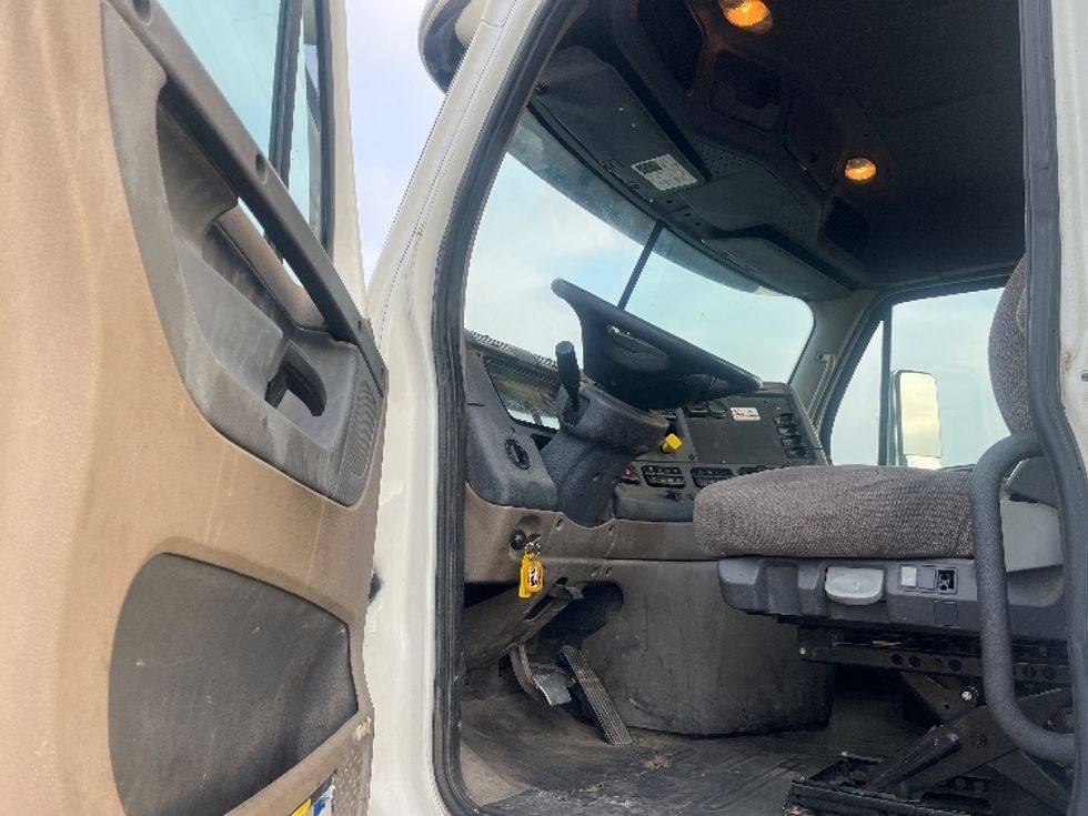 Day Cab Tractor-Heavy Duty Tractors-Freightliner-2017-Cascadia 12564ST-Fresno-CA-641,258\n\t\tmiles-$ 27,000 - Image 8