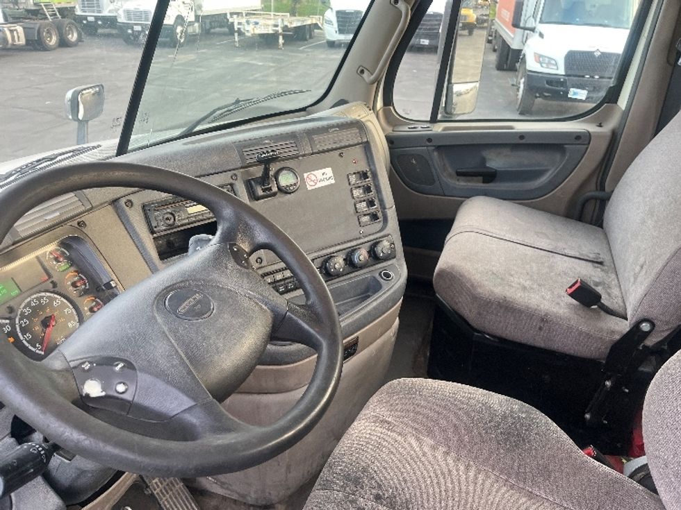 Day Cab Tractor-Heavy Duty Tractors-Freightliner-2017-Cascadia 12564ST-Fresno-CA-641,258\n\t\tmiles-$ 27,000 - Image 9