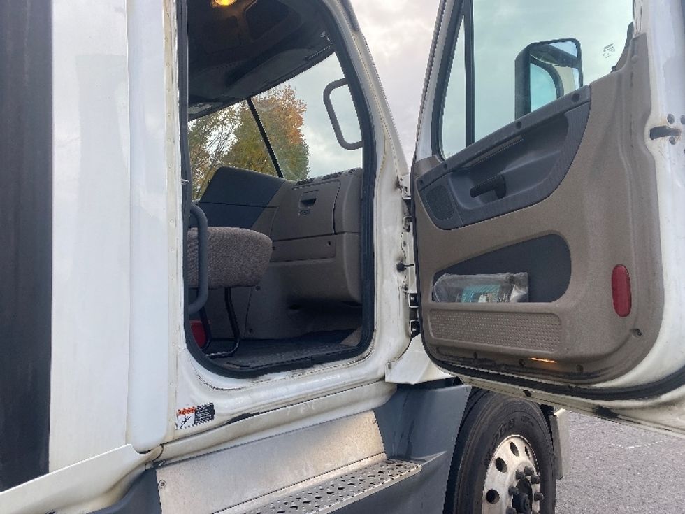 Day Cab Tractor-Heavy Duty Tractors-Freightliner-2017-Cascadia 12564ST-Gansevoort-NY-635,537\n\t\tmiles-$ 26,750 - Image 12