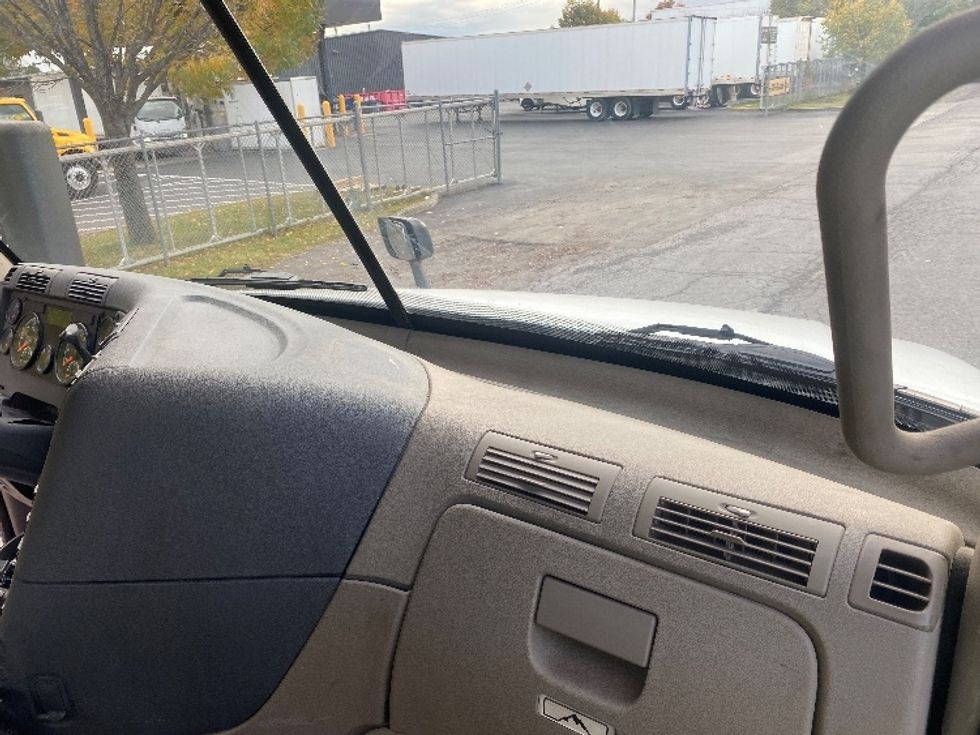 Day Cab Tractor-Heavy Duty Tractors-Freightliner-2017-Cascadia 12564ST-Gansevoort-NY-635,537\n\t\tmiles-$ 26,750 - Image 13