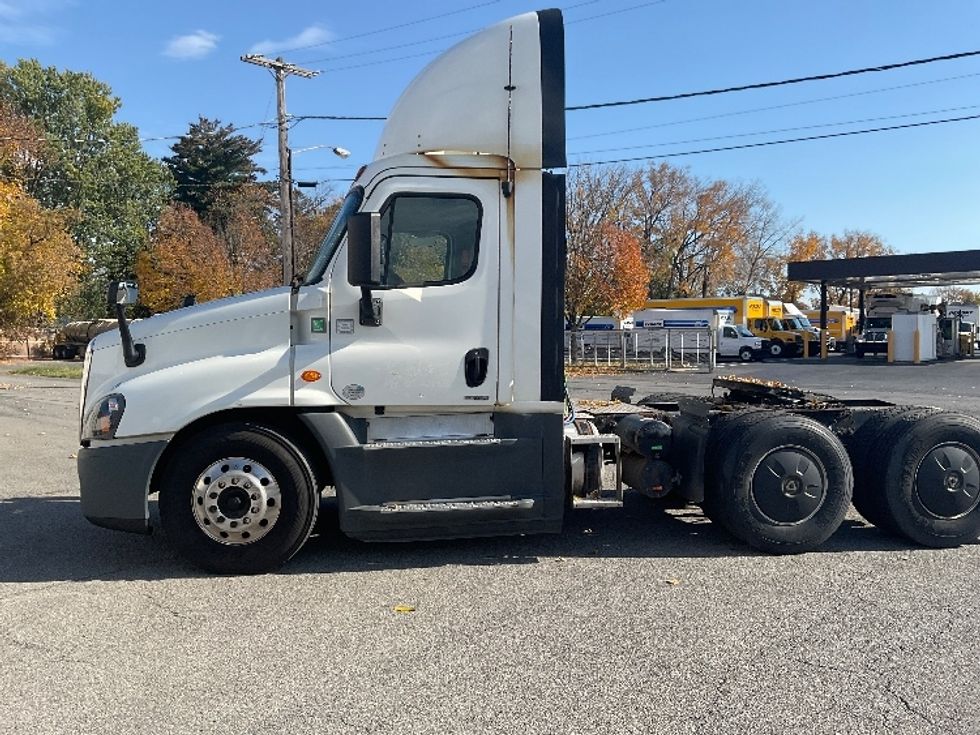 Day Cab Tractor-Heavy Duty Tractors-Freightliner-2017-Cascadia 12564ST-Gansevoort-NY-635,537\n\t\tmiles-$ 26,750 - Image 4
