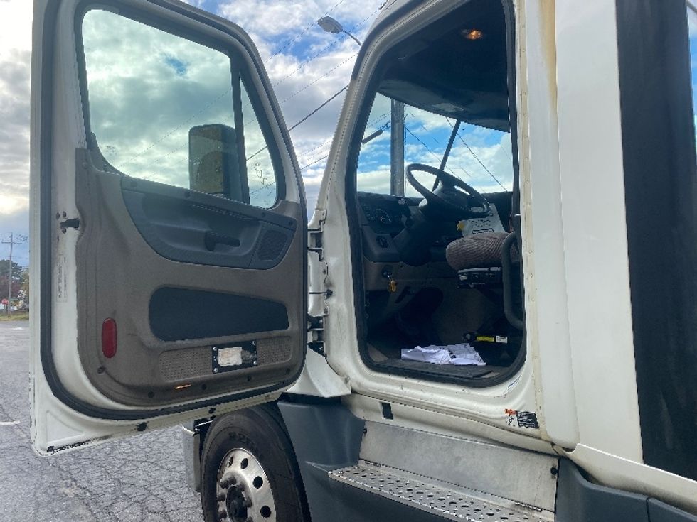 Day Cab Tractor-Heavy Duty Tractors-Freightliner-2017-Cascadia 12564ST-Gansevoort-NY-635,537\n\t\tmiles-$ 26,750 - Image 9