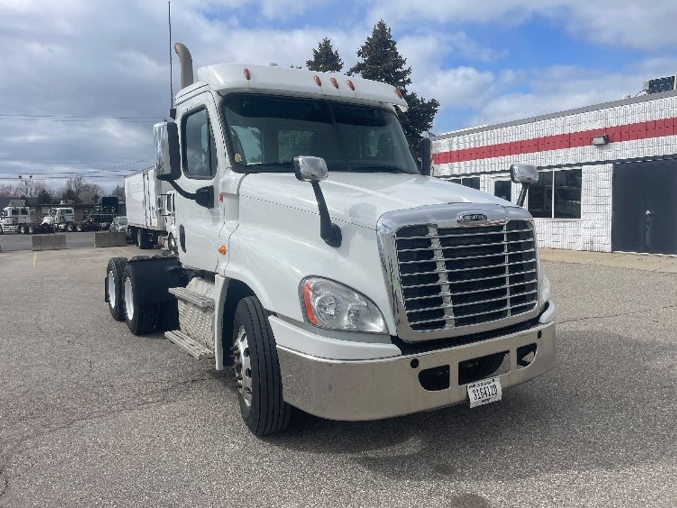 2017 Freightliner Cascadia 12564ST Day Cab Tractor