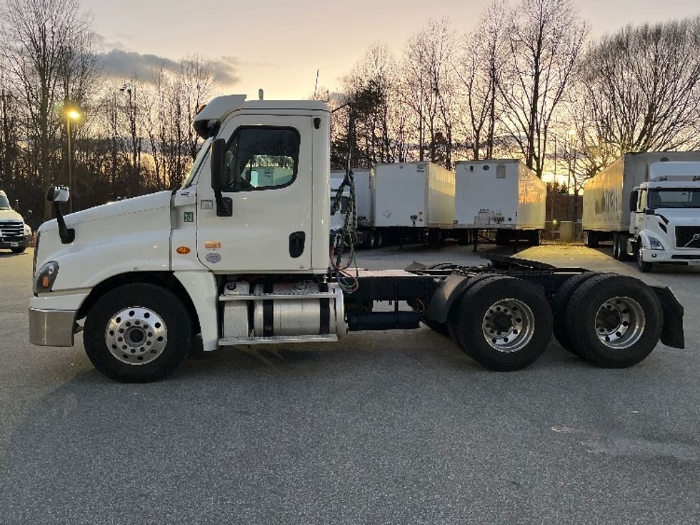 Day Cab Tractor-Heavy Duty Tractors-Freightliner-2017-Cascadia 12564ST-Greensboro-NC-508,055\n\t\tmiles-$ 35,000 - Image 4