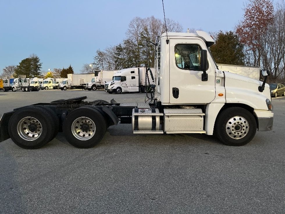 Day Cab Tractor-Heavy Duty Tractors-Freightliner-2017-Cascadia 12564ST-Greensboro-NC-508,055\n\t\tmiles-$ 35,000 - Image 8