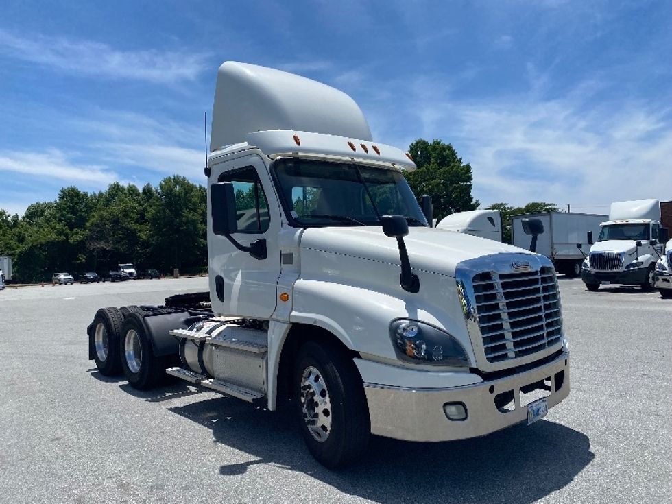 Day Cab Tractor-Heavy Duty Tractors-Freightliner-2017-Cascadia 12564ST-Greensboro-NC-518,729\n\t\tmiles-$ 34,500 - Image 1