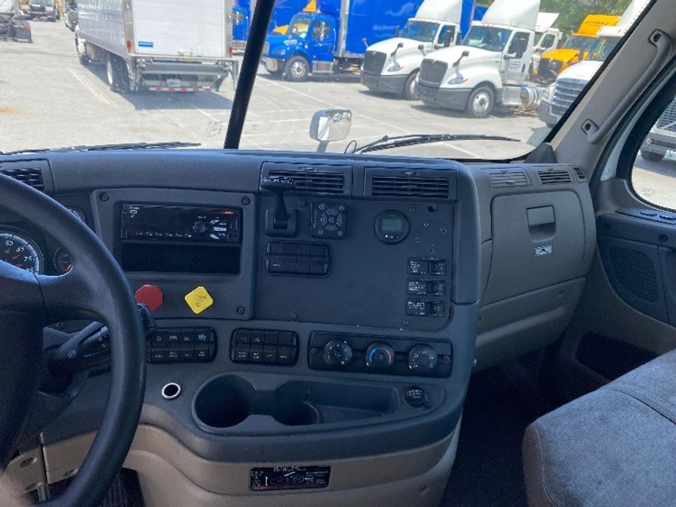Day Cab Tractor-Heavy Duty Tractors-Freightliner-2017-Cascadia 12564ST-Greensboro-NC-518,729\n\t\tmiles-$ 34,500 - Image 11