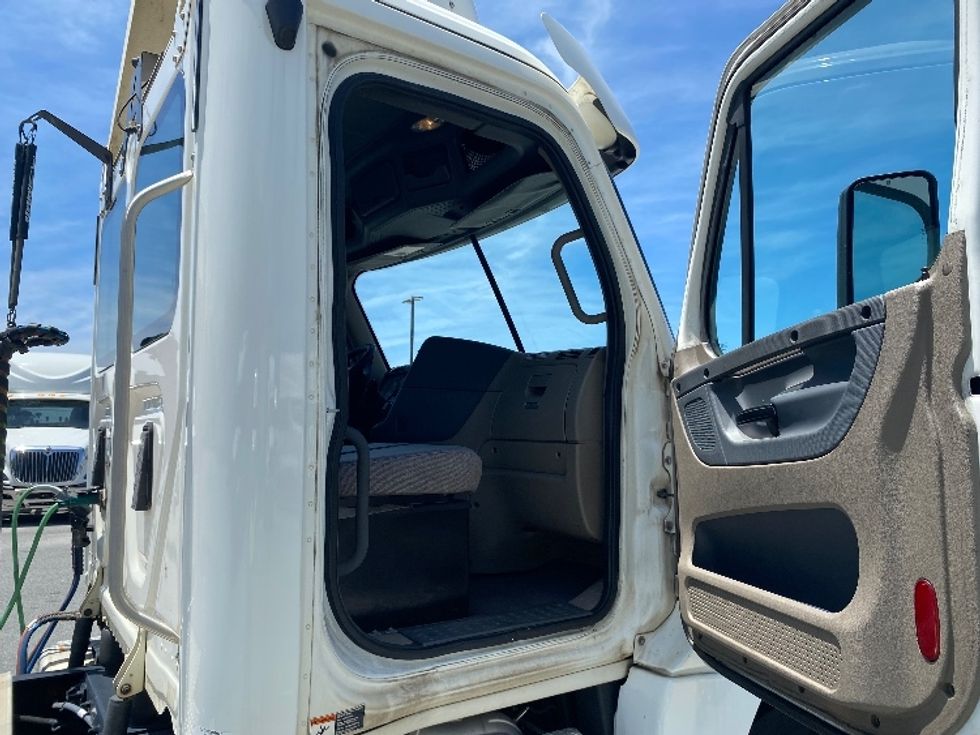 Day Cab Tractor-Heavy Duty Tractors-Freightliner-2017-Cascadia 12564ST-Greensboro-NC-518,729\n\t\tmiles-$ 34,500 - Image 12