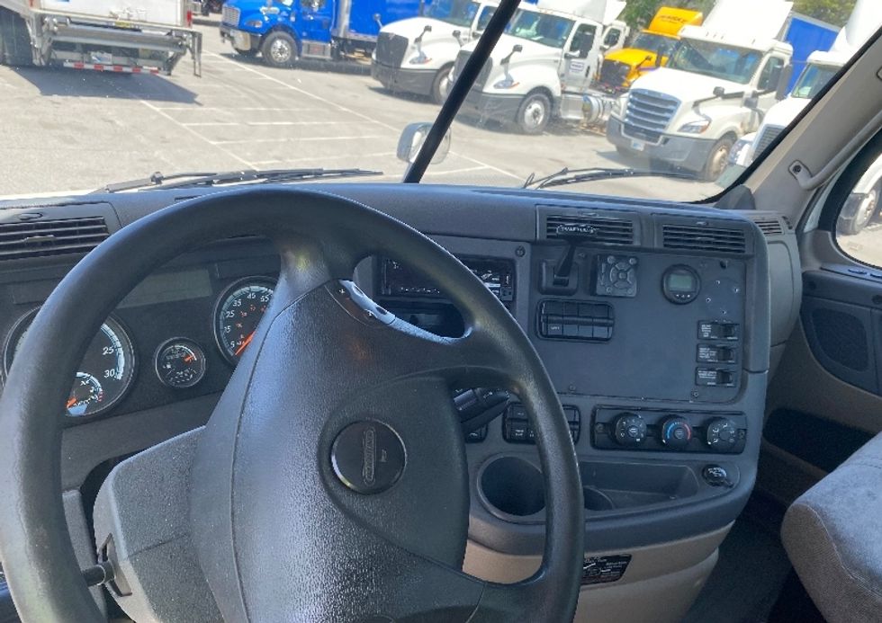 Day Cab Tractor-Heavy Duty Tractors-Freightliner-2017-Cascadia 12564ST-Greensboro-NC-518,729\n\t\tmiles-$ 34,500 - Image 13