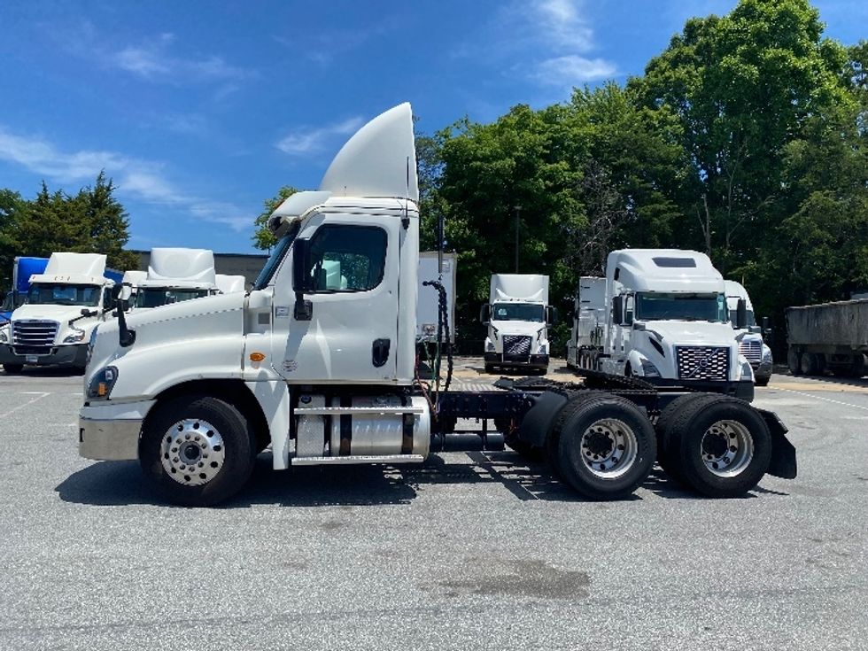 Day Cab Tractor-Heavy Duty Tractors-Freightliner-2017-Cascadia 12564ST-Greensboro-NC-518,729\n\t\tmiles-$ 34,500 - Image 4