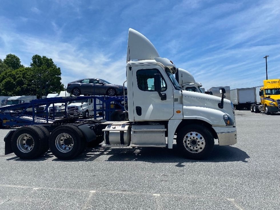 Day Cab Tractor-Heavy Duty Tractors-Freightliner-2017-Cascadia 12564ST-Greensboro-NC-518,729\n\t\tmiles-$ 34,500 - Image 8
