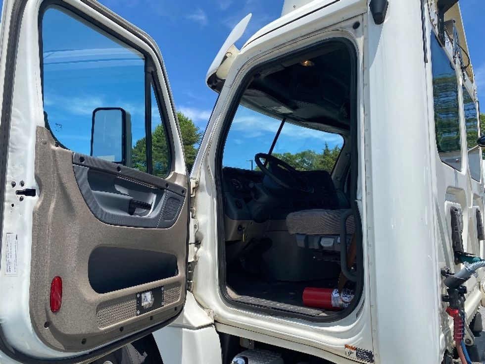 Day Cab Tractor-Heavy Duty Tractors-Freightliner-2017-Cascadia 12564ST-Greensboro-NC-518,729\n\t\tmiles-$ 34,500 - Image 9