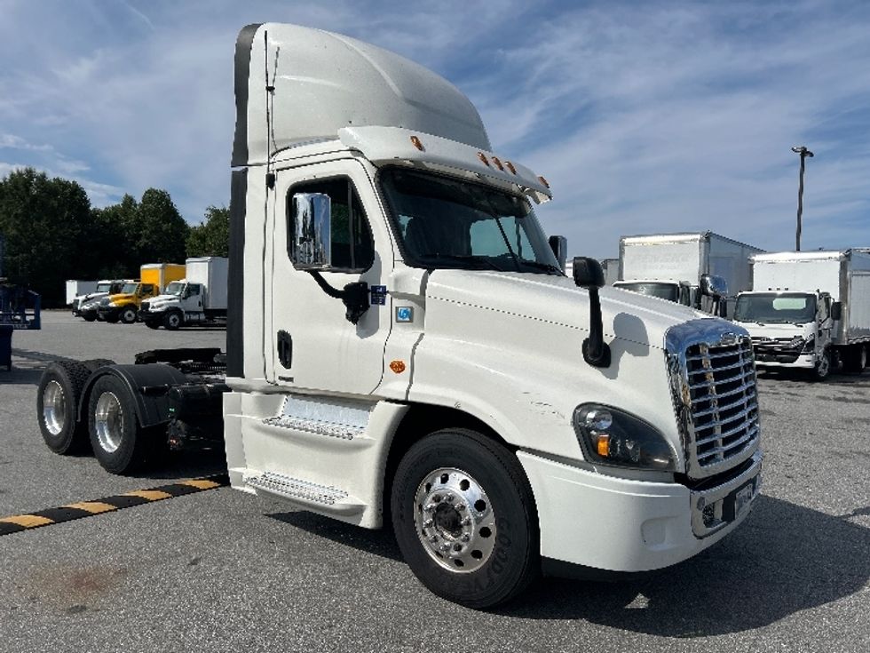Day Cab Tractor-Heavy Duty Tractors-Freightliner-2017-Cascadia 12564ST-Greensboro-NC-526,621\n\t\tmiles-$ 34,250 - Image 1