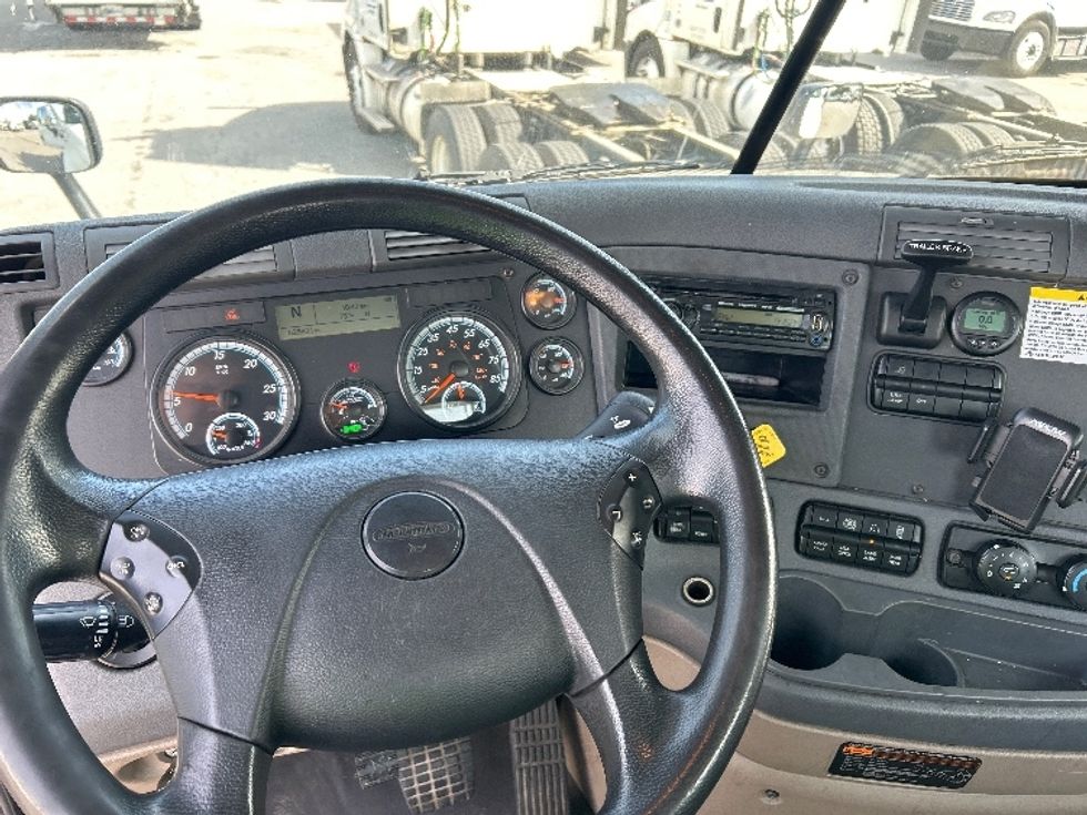 Day Cab Tractor-Heavy Duty Tractors-Freightliner-2017-Cascadia 12564ST-Greensboro-NC-526,621\n\t\tmiles-$ 34,250 - Image 10