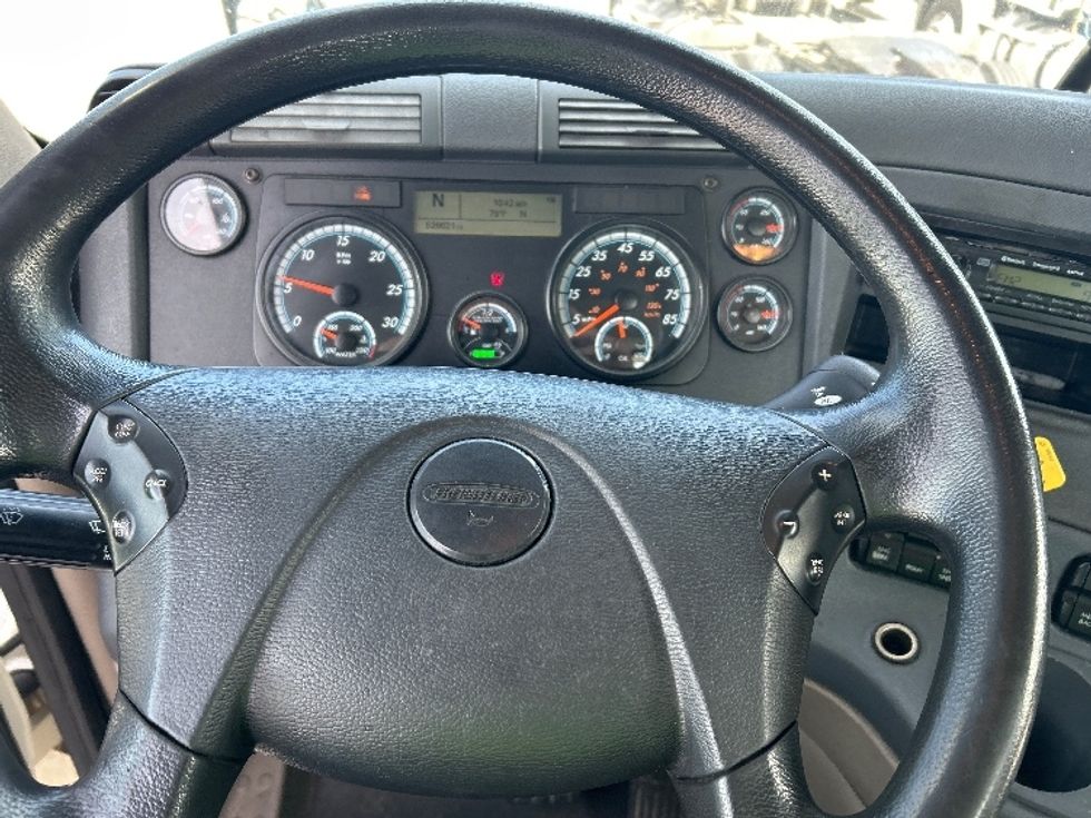 Day Cab Tractor-Heavy Duty Tractors-Freightliner-2017-Cascadia 12564ST-Greensboro-NC-526,621\n\t\tmiles-$ 34,250 - Image 11