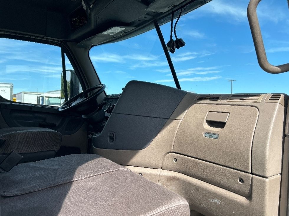 Day Cab Tractor-Heavy Duty Tractors-Freightliner-2017-Cascadia 12564ST-Greensboro-NC-526,621\n\t\tmiles-$ 34,250 - Image 12