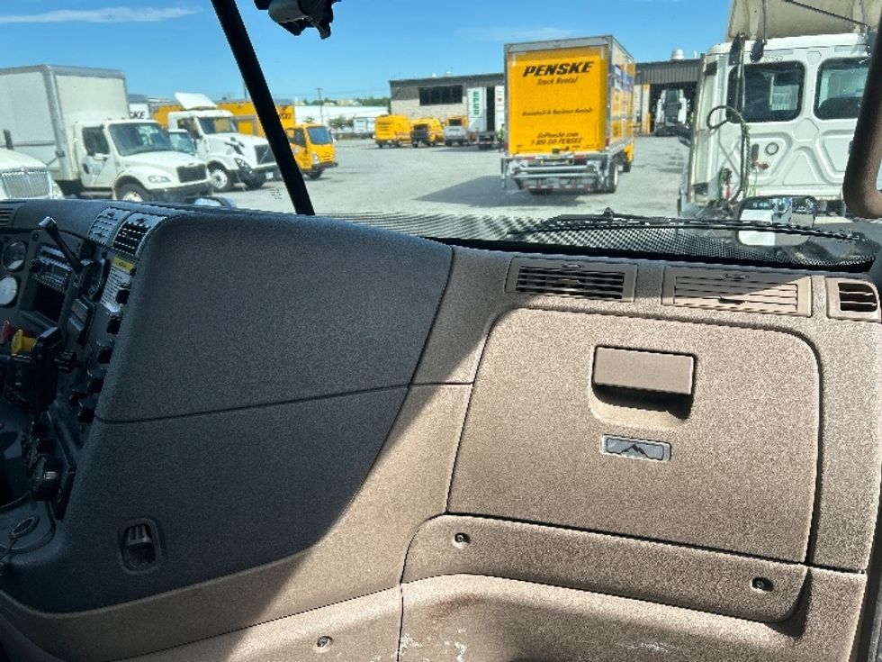 Day Cab Tractor-Heavy Duty Tractors-Freightliner-2017-Cascadia 12564ST-Greensboro-NC-526,621\n\t\tmiles-$ 34,250 - Image 13