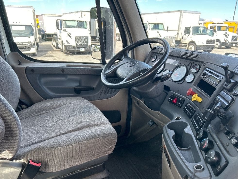 Day Cab Tractor-Heavy Duty Tractors-Freightliner-2017-Cascadia 12564ST-Greensboro-NC-526,621\n\t\tmiles-$ 34,250 - Image 14