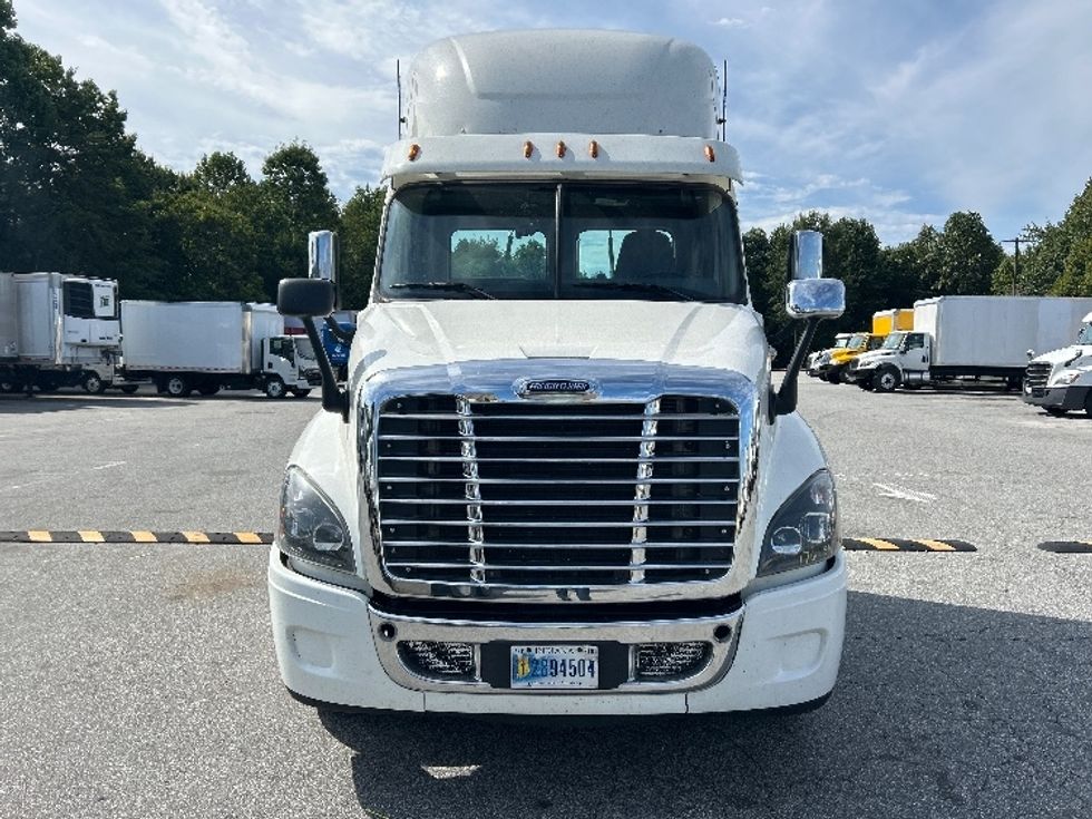 Day Cab Tractor-Heavy Duty Tractors-Freightliner-2017-Cascadia 12564ST-Greensboro-NC-526,621\n\t\tmiles-$ 34,250 - Image 2