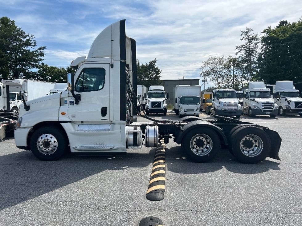 Day Cab Tractor-Heavy Duty Tractors-Freightliner-2017-Cascadia 12564ST-Greensboro-NC-526,621\n\t\tmiles-$ 34,250 - Image 4
