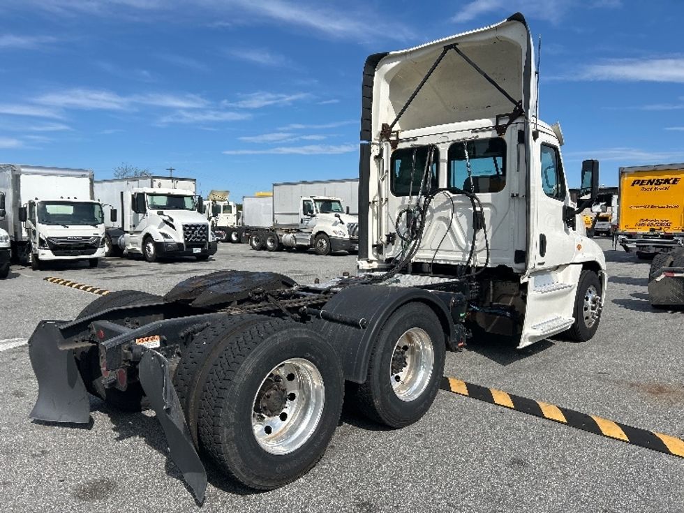 Day Cab Tractor-Heavy Duty Tractors-Freightliner-2017-Cascadia 12564ST-Greensboro-NC-526,621\n\t\tmiles-$ 34,250 - Image 7