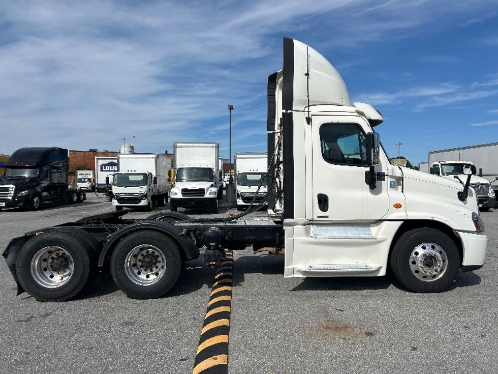 Day Cab Tractor-Heavy Duty Tractors-Freightliner-2017-Cascadia 12564ST-Greensboro-NC-526,621\n\t\tmiles-$ 34,250 - Image 8