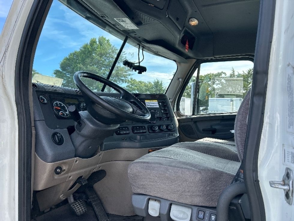 Day Cab Tractor-Heavy Duty Tractors-Freightliner-2017-Cascadia 12564ST-Greensboro-NC-526,621\n\t\tmiles-$ 34,250 - Image 9