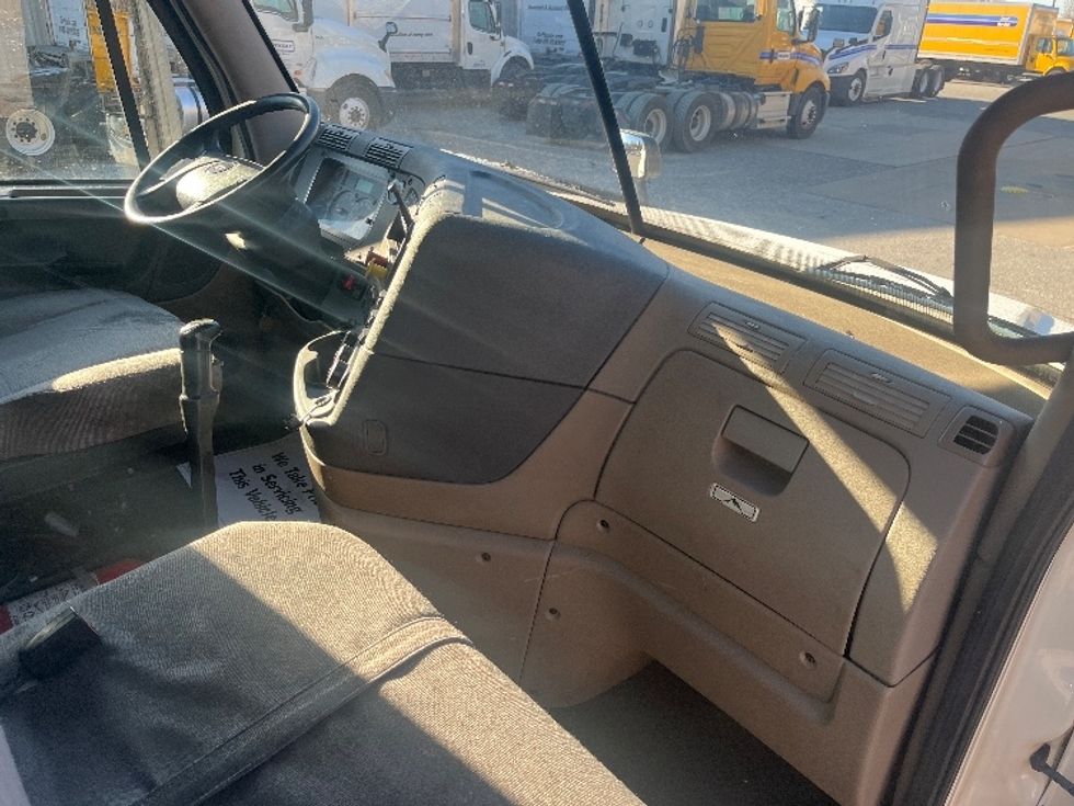 Day Cab Tractor-Heavy Duty Tractors-Freightliner-2017-Cascadia 12564ST-Greer-SC-501,312\n\t\tmiles-$ 30,500 - Image 13