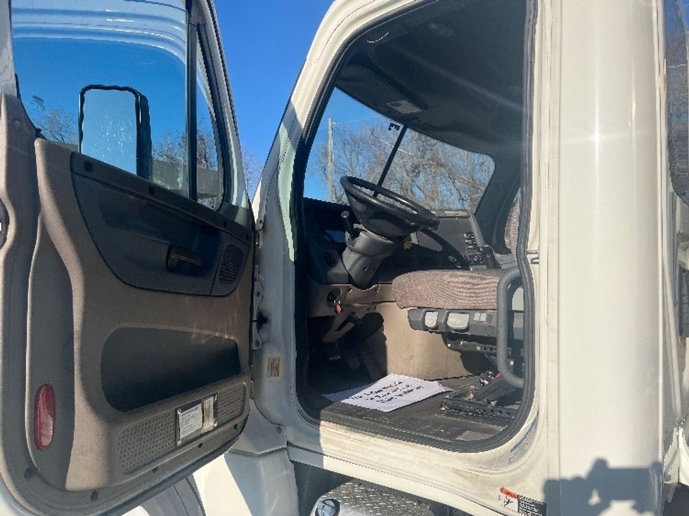 Day Cab Tractor-Heavy Duty Tractors-Freightliner-2017-Cascadia 12564ST-Greer-SC-501,312\n\t\tmiles-$ 30,500 - Image 9