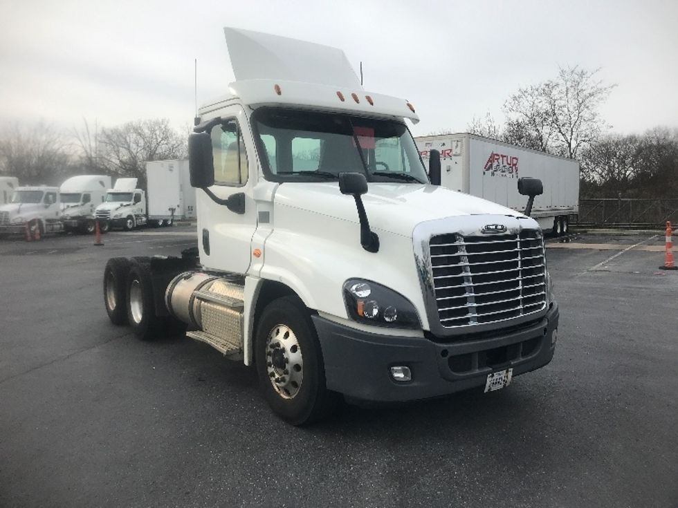 Day Cab Tractor-Heavy Duty Tractors-Freightliner-2017-Cascadia 12564ST-Harrisburg-PA-401,841\n\t\tmiles-$ 37,750 - Image 1