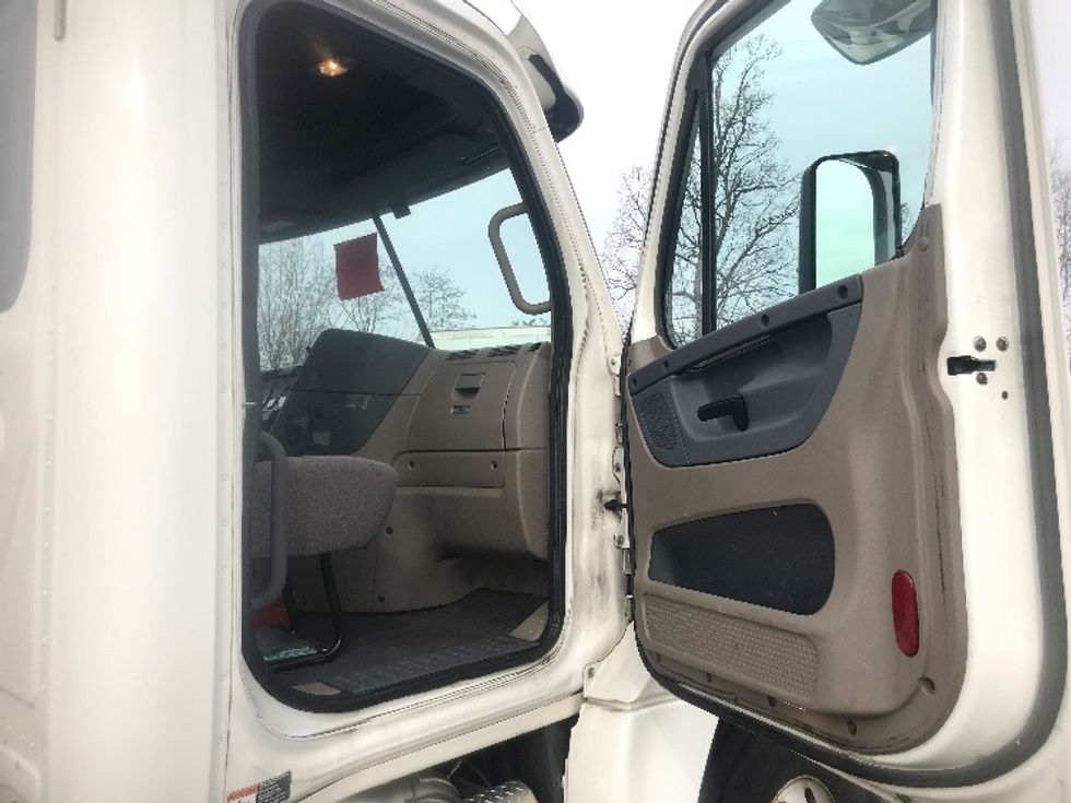Day Cab Tractor-Heavy Duty Tractors-Freightliner-2017-Cascadia 12564ST-Harrisburg-PA-401,841\n\t\tmiles-$ 37,750 - Image 12