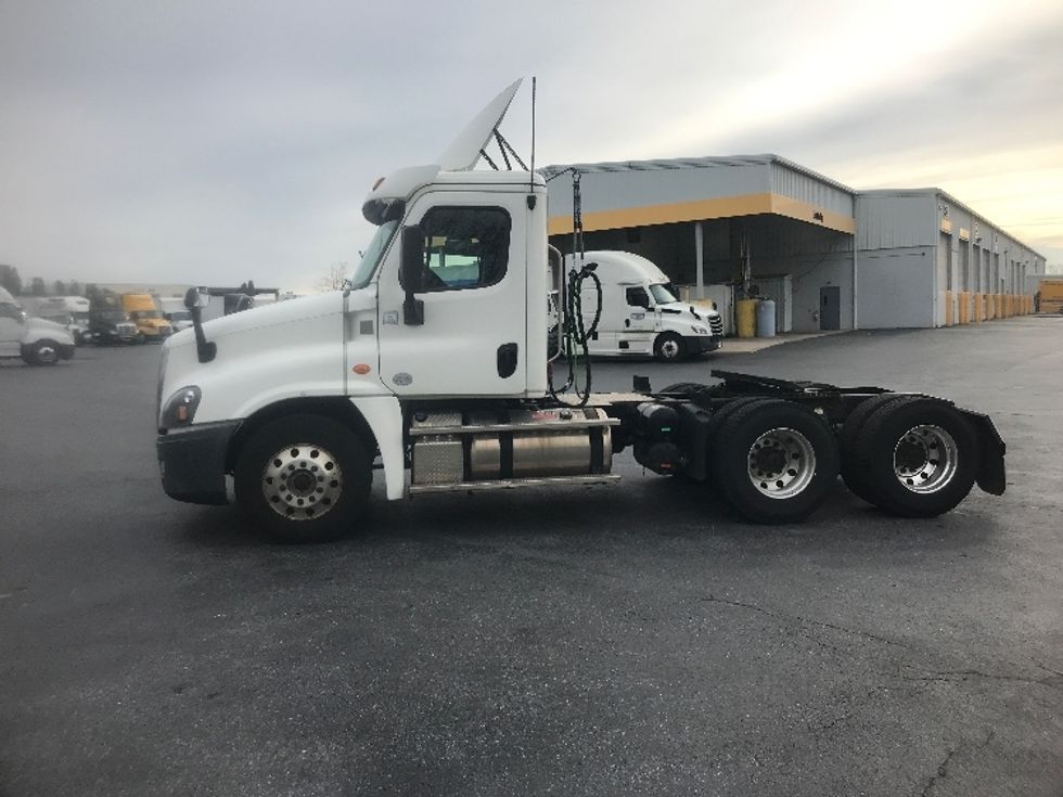 Day Cab Tractor-Heavy Duty Tractors-Freightliner-2017-Cascadia 12564ST-Harrisburg-PA-401,841\n\t\tmiles-$ 37,750 - Image 4