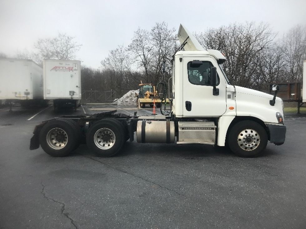Day Cab Tractor-Heavy Duty Tractors-Freightliner-2017-Cascadia 12564ST-Harrisburg-PA-401,841\n\t\tmiles-$ 37,750 - Image 8