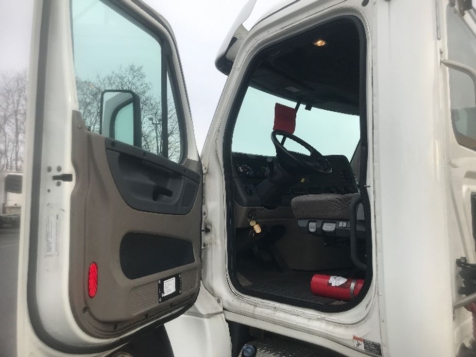 Day Cab Tractor-Heavy Duty Tractors-Freightliner-2017-Cascadia 12564ST-Harrisburg-PA-401,841\n\t\tmiles-$ 37,750 - Image 9