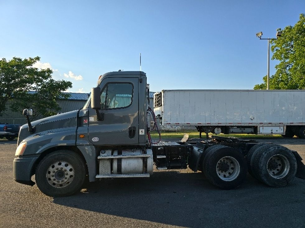 2017 Freightliner Cascadia 12564ST Day Cab Tractor