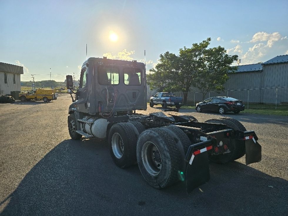 2017 Freightliner Cascadia 12564ST Day Cab Tractor